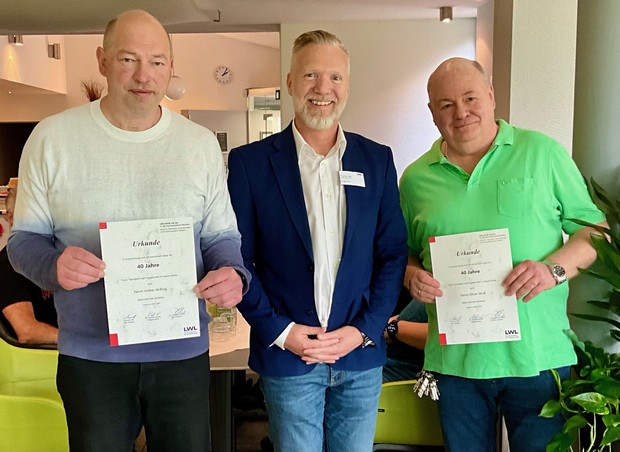 Urkunden für 40 Jahre LWL-Klinik Herten: Kaufmännischer Direktor Thomas Job (Mitte) gratulierte Volker Wißing und Oliver Wolf (rechts).