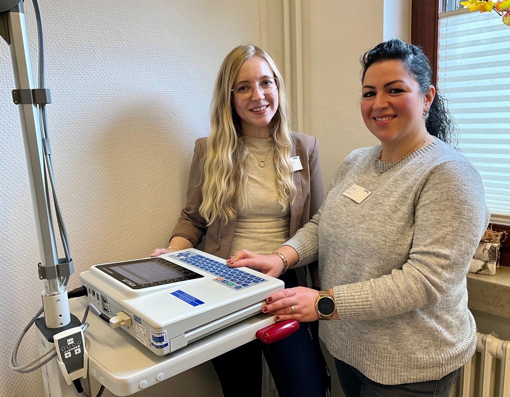 Ludmila Hofmann im Einsatz als Beauftragte für Medizinproduktesicherheit mit Mehtap Yavuzer.