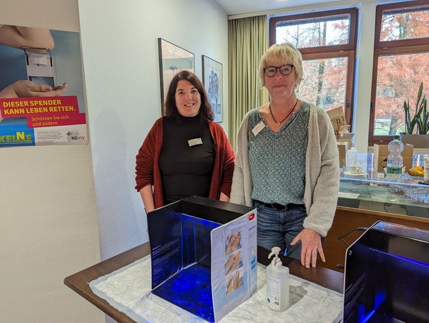 Die beiden Hygienefachkräfte Doris Hübecker (rechts) und Kathrin Roesike (in Ausbildung) klärten am Aktionstag über "Händehygiene" auf. Die beiden Hygienefachkräfte Doris Hübecker (rechts) und Kathrin Roesike (in Ausbildung) klärten am Aktionstag über "Händehygiene" auf.