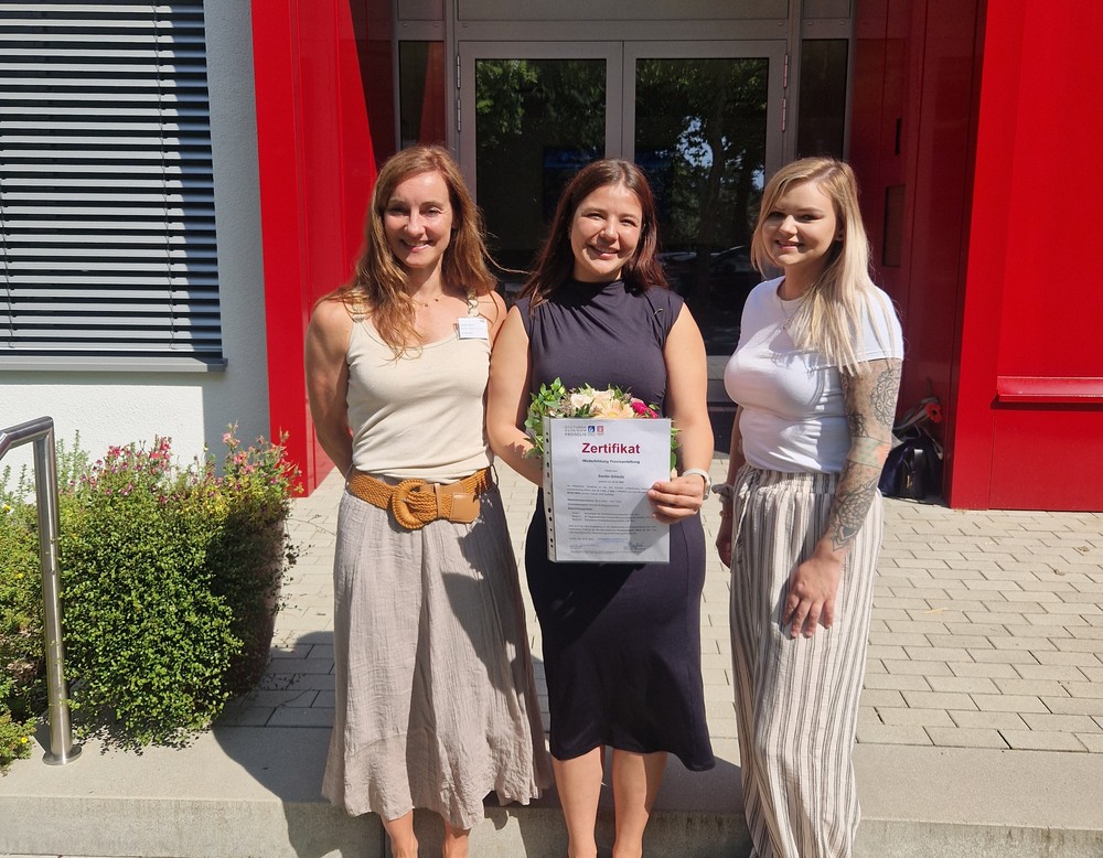 Ausbildungsleiterin Sandra Böhm und Eva-Marie Scheidle, Pflegerische Stationsleitung der G1 (rechts), freuen sich über die neue Kollegin Sevim Gümüs im Team der Praxisanleiter:innen.