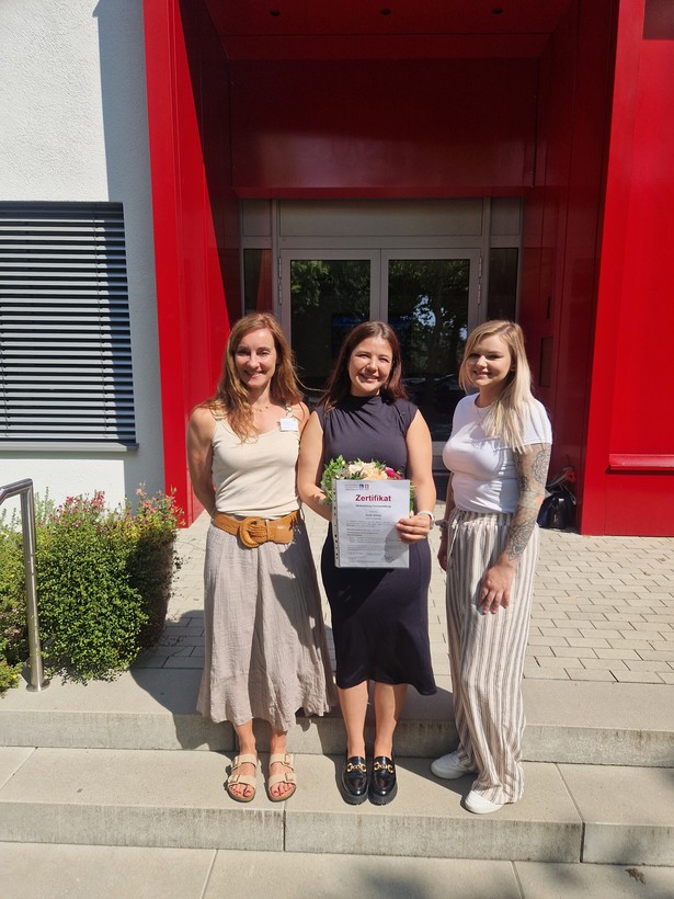 Ausbildungsleiterin Sandra Böhm und Eva-Marie Scheidle, Pflegerische Stationsleitung der G1 (rechts), freuen sich über die neue Kollegin Sevim Gümüs im Team der Praxisanleiter:innen.