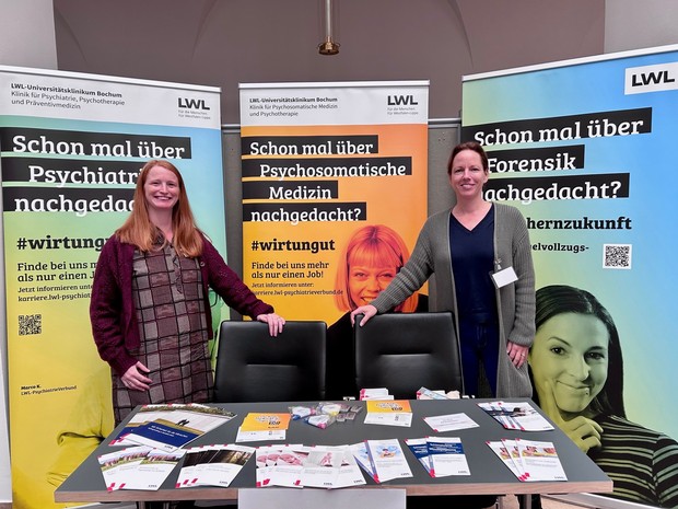 Fachvorträge im Plenarsaal und Infogespräche am Stand des Regionalen Netzes Bochum/Herten/Herne