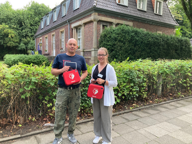 Nicola Juraschek, Abteilung Allgemeine Verwaltung, übergibt zwölf Defibrillatoren an Waldemar P. von der Spedition Bracia Fasuga Nicola Juraschek, Abteilung Allgemeine Verwaltung, übergibt zwölf Defibrillatoren an Waldemar P. von der Spedition Bracia Fasuga
