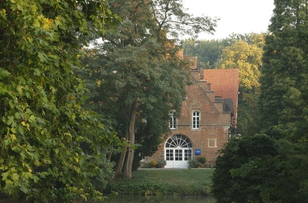 Das Gebäude der Tagesklinik Remise, umgeben von Bäumen und einem Teich. Bildquelle: LWL/Ritzenhoff
