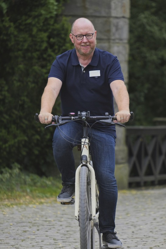 Das Bild zeigt die weiße Schlosskapelle, umgeben von Wiese und Bäumen. Im Vordergrund steht eine Statue. Bildquelle: LWL/Ritzenhoff Das Bild zeigt die weiße Schlosskapelle, umgeben von Wiese und Bäumen. Im Vordergrund steht eine Statue. Bildquelle: LWL/Ritzenhoff