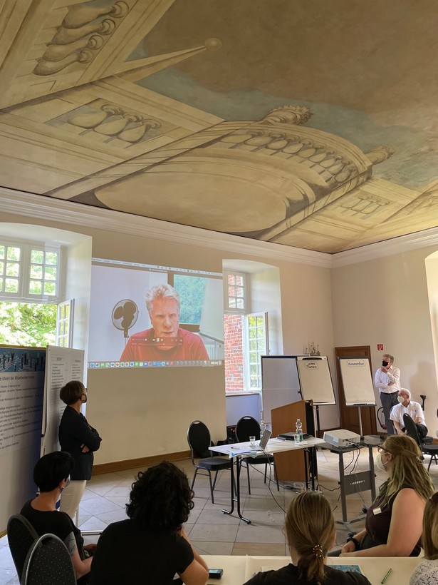 Die Veranstaltung im Schloss mit den Organisatoren im Vordergrund. (Bild: LWL)