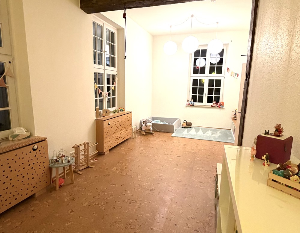 Heller Spielraum mit kindgerechten Möbeln und Teppichen