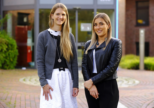 Zwei Sozialarbeiterinnen koordinieren die Angehörigenreihe der LWL-Klinik Herten: Linda Ueckeroth (links) und Loredana Gomez Rhein.