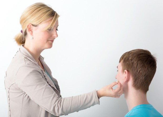 Eine junge Mitarbeiterin wendet bei einem jungen Mann die Ohrakupunktur an. Bildquelle: LWL/Kaltenhäuser