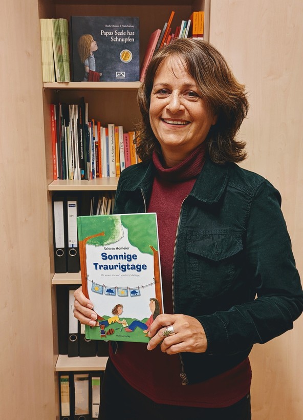 Andrea Arlt-Ingenhaag mit dem Bilderbuch „Sonnige Traurigtage“ eigens für Kinder psychisch kranker Eltern.