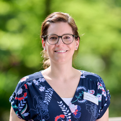 Dr. Julia Moczarski Dr. Julia Moczarski