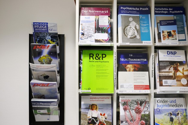 Auf dem Bild sind viele Fachzeitschriften rund um das Thema Psyche zu sehen. Bildquelle: LWL/Wäsche Auf dem Bild sind viele Fachzeitschriften rund um das Thema Psyche zu sehen. Bildquelle: LWL/Wäsche