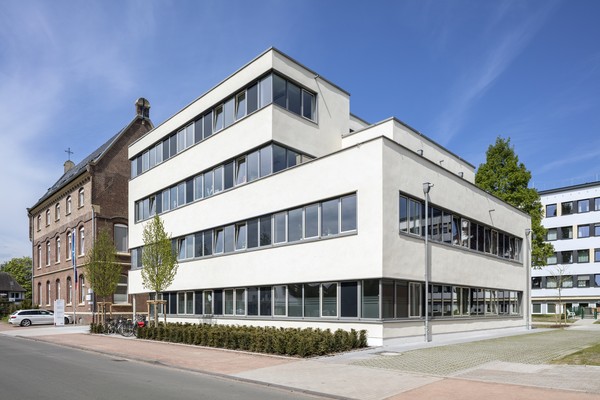 Die moderne Tagesklinik in Haltern, im Vordergrund mit zwei jungen Bäumen und einem Fahrradständer. Bildquelle: LWL/Steffen