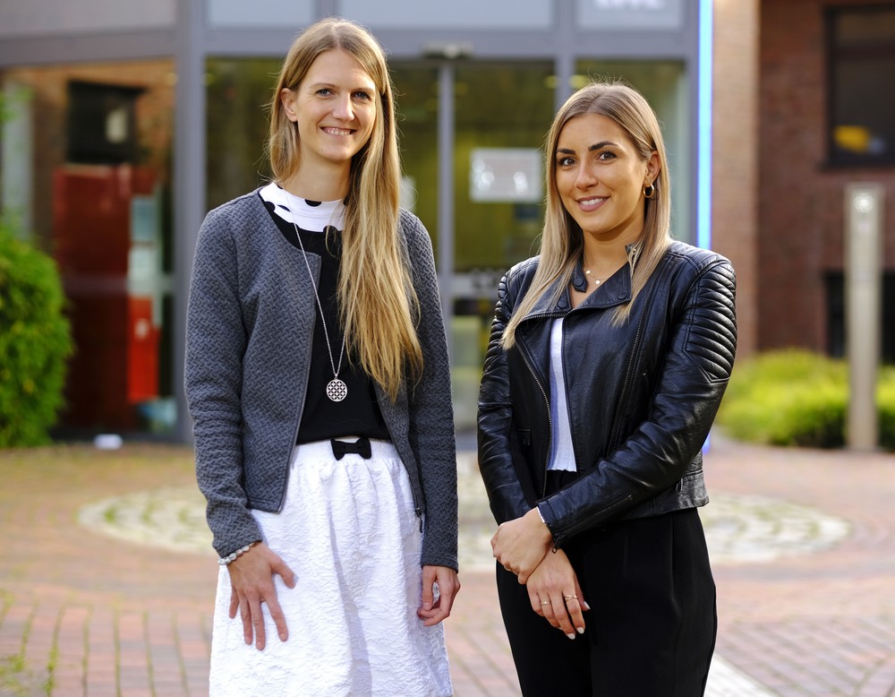 Koordinieren die Angehörigenreihe der LWL-Klinik Herten: Linda Ueckeroth (links) und
Loredana Gomez Rhein.