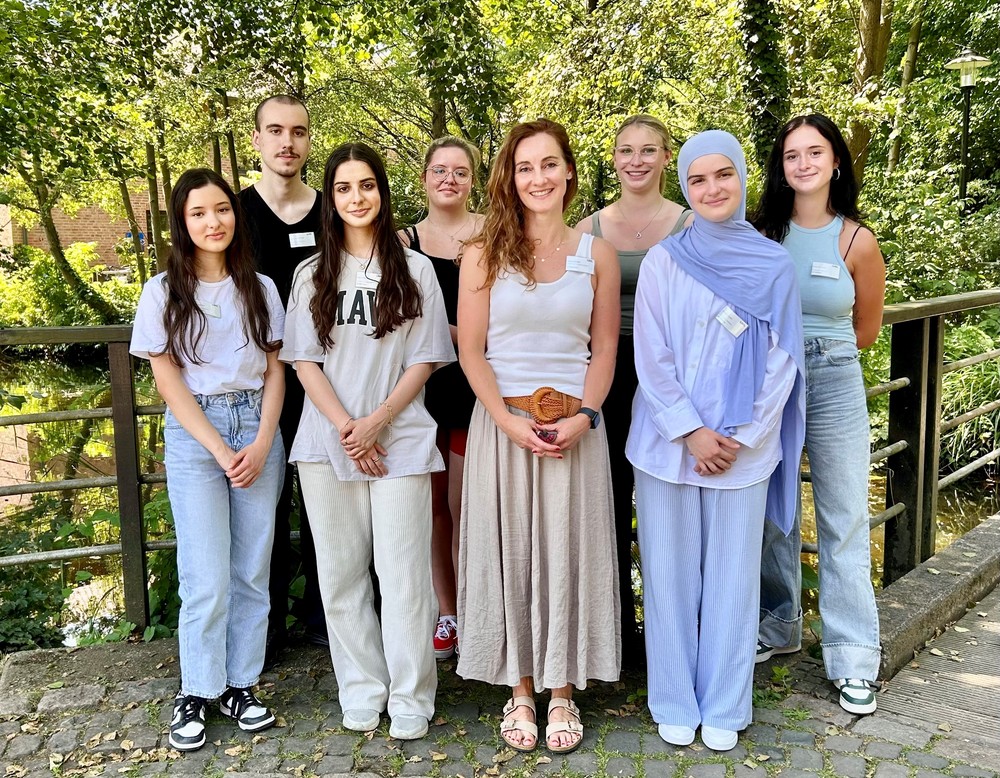 Ausbildungsleiterin Sandra Böhm (Mitte) mit den jungen Auszubildenden Esra Yesilyurt, Taylor Christian van Boxmer, Erva Acikgöz, Sophie Fiebelkorn, Jule Gehlhaar, Esma Azikgöz und Tamara Klopries (von links nach rechts).