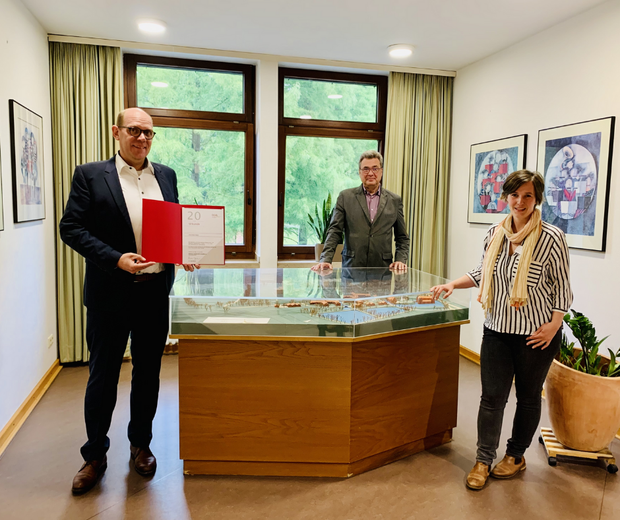 Stephan Köchling zeigt das DGQ-Zertifikat im Beisein von Heinz Augustin und Anne Sophie Scholz. Stephan Köchling zeigt das DGQ-Zertifikat im Beisein von Heinz Augustin und Anne Sophie Scholz.
