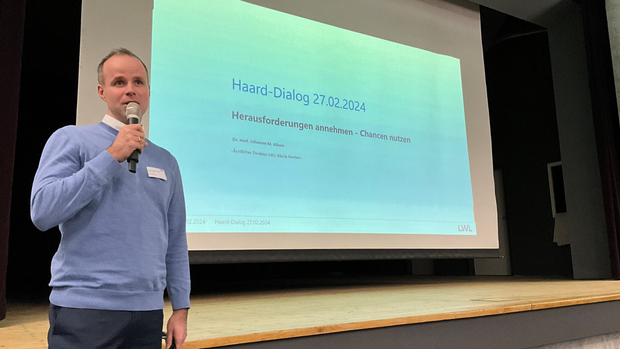 Ein Mann hält einen Vortrag Ein Mann hält einen Vortrag