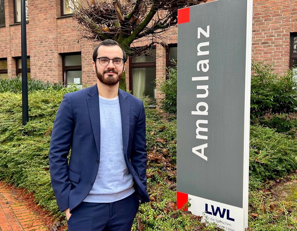 Ambulanz-Schild auf dem Gelände des LWL, davor steht eine Person.