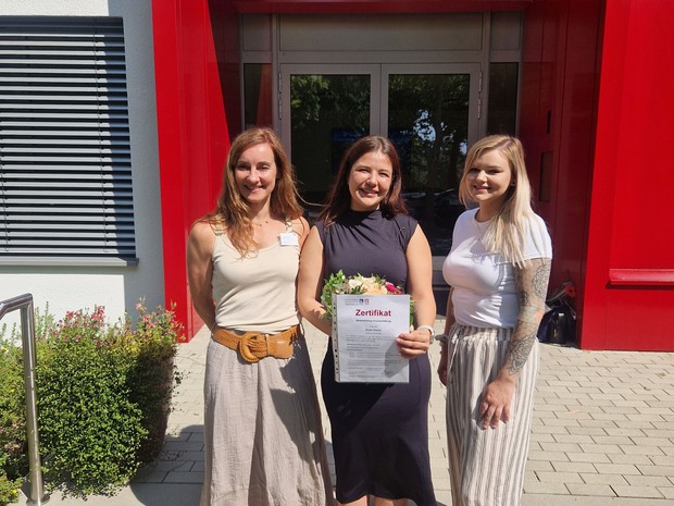 Ausbildungsleiterin Sandra Böhm und Eva-Marie Scheidle, Pflegerische Stationsleitung der G1 (rechts), freuen sich über die neue Kollegin Sevim Gümüs im Team der Praxisanleiter:innen.
