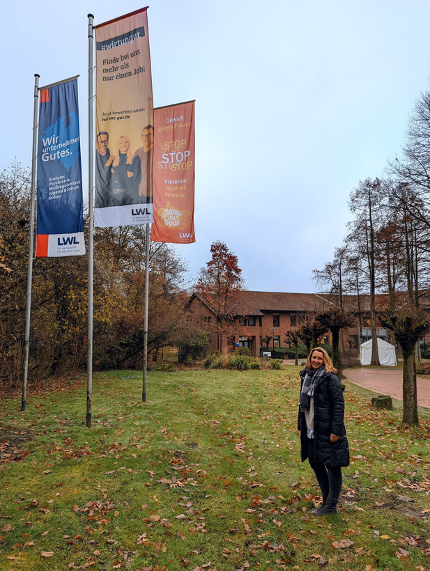 Gleichstellungsbeauftragte Nina Raffetzeder vor der Orange Day-Flagge