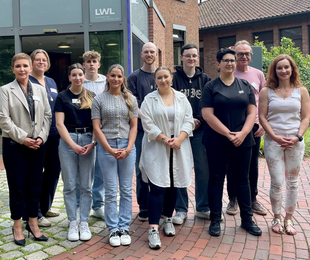 Ein Gruppenfoto mit sieben Auszubildenden, Ausbildungsleiterin und Betriebsleitung. Bildquelle: LWL/Rosa Sommer Ein Gruppenfoto mit sieben Auszubildenden, Ausbildungsleiterin und Betriebsleitung. Bildquelle: LWL/Rosa Sommer