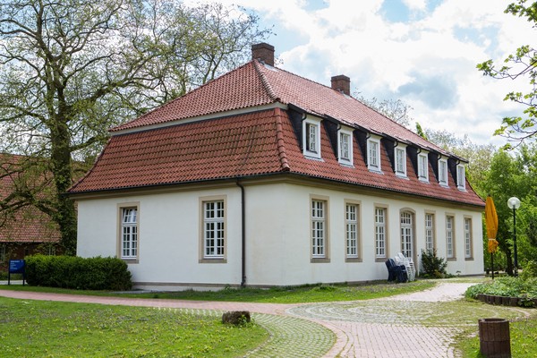 Die Tagesklinik Schlaunhaus mit weißem Anstrich ist über verschiedene Fußwege erreichbar. Bildquelle: LWL/Kaltenhäuser