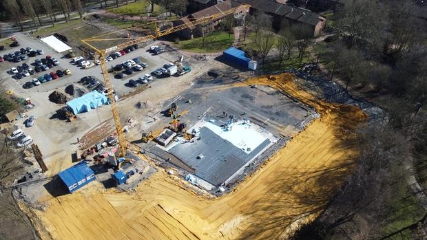 Das Bild zeigt einen Baustellenkran.